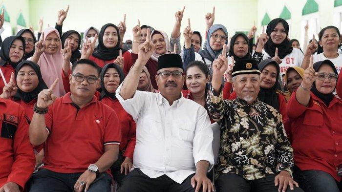 Calon Bupati Kutai Kartanegara (Kukar) Edi Damansyah saat bersama warga di Kelurahan Pendingin, Kecamatan Sangasanga, Kabupaten Kukar, Kalimantan Timur, Selasa (1/10/2024). Cabup nomor urut 1 di Pilkada Kukar 2024 ini memaparkan 11 program dedikasi unggulan pro rakyat.