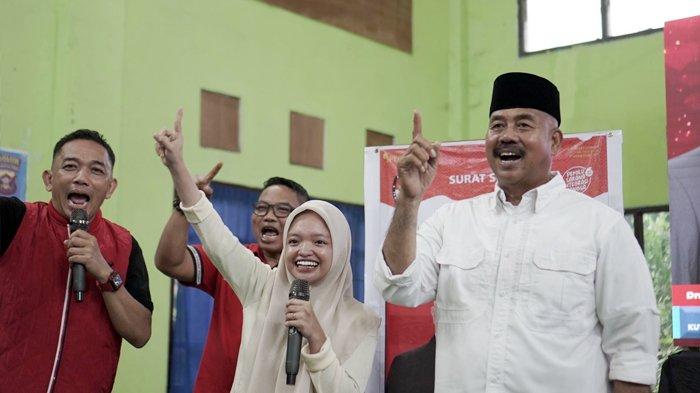 Calon Bupati Kutai Kartanegara (Kukar) nomor urut 1, Edi Damansyah saat kunjungan ke Kecamatan Muara Jawa, Kukar, Kalimantan Timur untuk memperkuat simpul relawan dan pendukung, Rabu (2/10/2024).