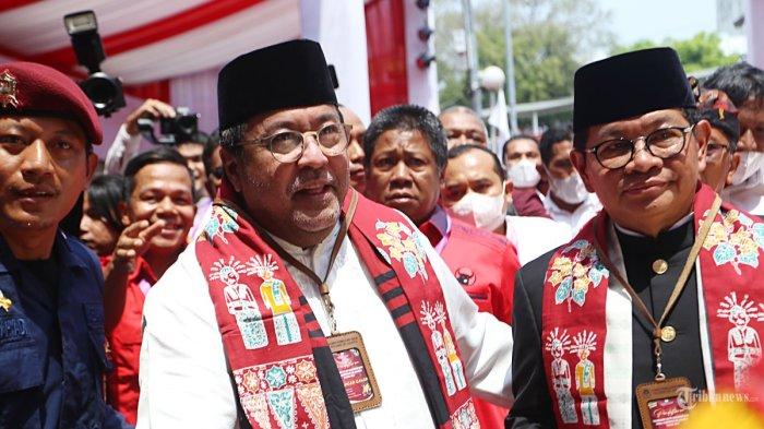 Pasangan bakal calon Gubernur dan Wakil Gubernur DKI Jakarta Pramono Anung dan Rano Karno didampingi elite partai PDI Perjuangan mendaftarkan diri di kantor KPU DKI, Salemba Raya, Jakarta Pusat, Rabu (28/8/2024). Keduanya mengenakan pakaian khas Betawi untuk mendaftarkan diri sebagai calon Gubernur dan Wakil Gubernur DKI Jakarta.