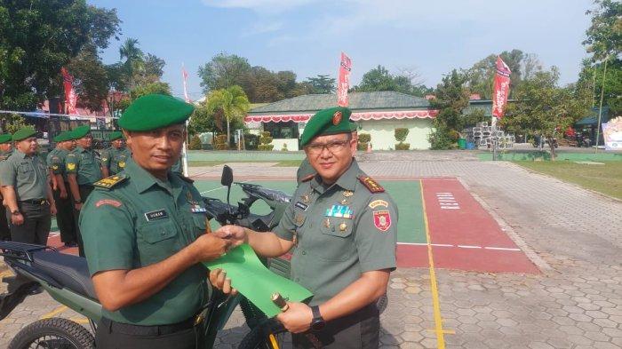 Dandim 0908 Bontang Letkol Aryo Bagus Daryanto menyerahkan dokumen kenaikan pangkat kepada salah satu anggotanya, Senin (7/10/2024).