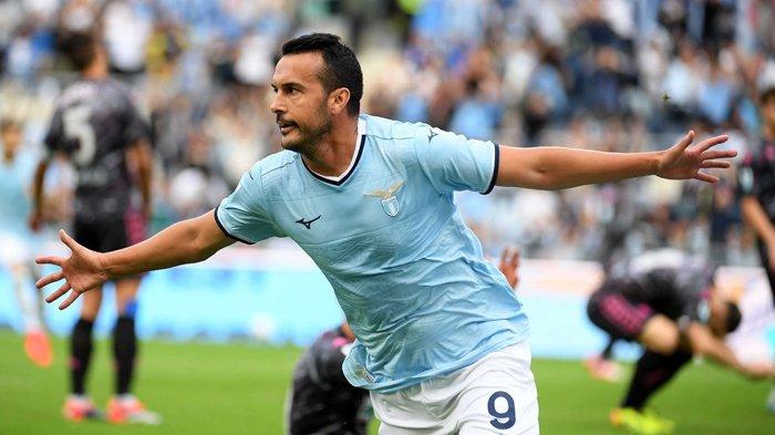 Pemain gaek Lazio Pedro Rodriguez Ledesma merayakan golnya ke gawang Empoli pada pertandingan ketujuh Liga Italia Serie A, Minggu (6/10/2024) di Stadion Olimpico Roma. Pedro menjadi pahlawan Lazio dalam laga yang berakhir 2-1, sekaligus memutus rekor tak terkalahkan Empoli di Serie A musim ini.