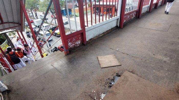 Kondisi JPO Juanda Samarinda yang keropos dan riskan untuk dilalui.TRIBUNKALTIM.CO/RITA LAVENIA