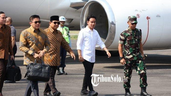 Wakil Presiden Terpilih Gibran Rakabuming Raka menjemput Presiden Terpilih, Prabowo Subianto saat akan mengunjungi Rumah Presiden Jokowi di Solo, Minggu (13/10/2024).