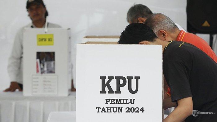 Ilustrasi bilik untuk salurkan hak politik dalam Pilkada dan Pemilu 2024 di TPS.