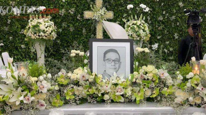 PEMAKAMAN BENNY LAOS - Suasana di rumah duka Cagub Malut, Ruang Sentosa RSPAD Gatot Subroto, Jakarta. Cagub Maluku Utara (Malut), Benny Laos dimakamkan hari ini, Selasa (15/10/2024). Hasil investigasi polisi dan dugaan sementara terbakarnya speedboat