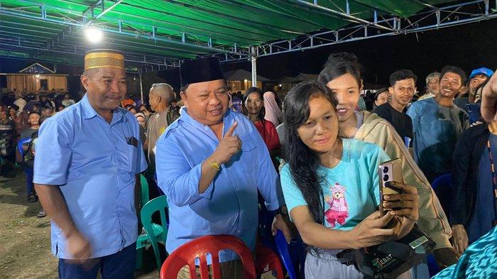 Calon Bupati Berau Madri Pani saat diajak selfie oleh para pendukungnya.