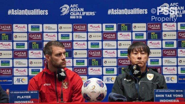 CHINA VS INDONESIA - Kiper timnas Indonesia Maarten Paes bersama pelatih Shin Tae-yong saat sesi konferensi pers jelang China vs Indonesia dalam Kualifikasi Piala Dunia 2026 Zona Asia di China, Senin (14/10/2024).