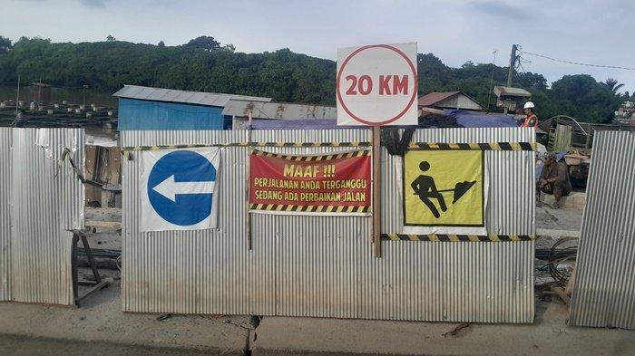 Proyek penanganan jalan amblas di Jalan Poros Tenggarong-Loa Kulu terus dikebut oleh kontraktor pelaksana, PT. Mustika Wijaya Mandiri, Selasa (15/10/2024).