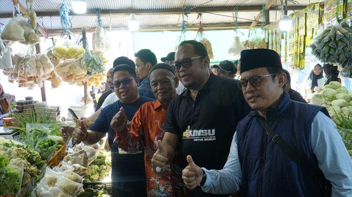 Calon Bupati Kutai Timur Kasmidi Bulang (tengah) saat mengunjungi pasar tradisional.