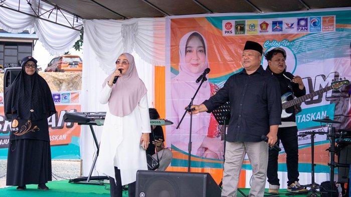 Calon Bupati dan Calon Wakil Bupati nomor urut 2 pada Pilkada Berau 2024, Sri Juniarsih Mas dan Gamalis saat berkampanye di hadapan para pendukungnya.