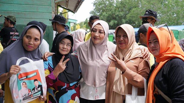 Calon Bupati Berau nomor urut 2 pada Pilkada Berau 2024, Sri Juniarsih Mas (tengah) bersama para pendukungnya.