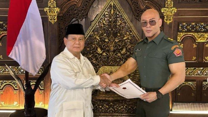 Deddy Corbuzier mendapat anugerah pangkat Letnan Kolonel Tituler TNI AD dari Kementerian Pertahanan (Kemhan).