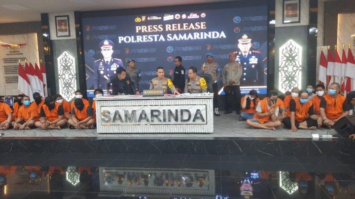 DIAMANKAN - Kapolresta Samarinda, Kombespol Ary Fadli bersama tim reskrim Polresta Samarinda saat merilis kasus selaku pencurian kendaraan bermotor (Curanmor), Kamis (17/10/2024). (TribunKaltim.co/Nevrianto Hardi Prasetyo)