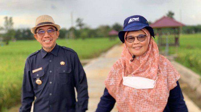Ardiansyah Sulaiman bersama istrinya, Hj Siti Robiah.