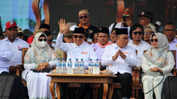 Cabup dan Cawabup nomor urut 2 di Pilkada Kutim 2024, Ardiansyah Sulaiman dan Mahyunadi, didampingi istri, tim sukses, relawan, dan pendukungnya.