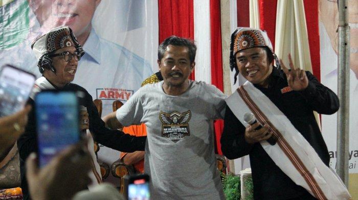 Momen kebersamaan Cabup-Cawabup Kutim 2024, Ardiansyah Sulaiman-Mahyunadi dengan pendukungnya.
