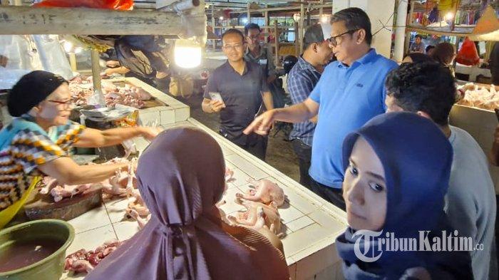 Calon Walikota Bontang di Pilkada Bontang 2024, Basri Rase saat mengunjungi warga di pasar tradisional di Kota Bontang, Kalimantan Timur.