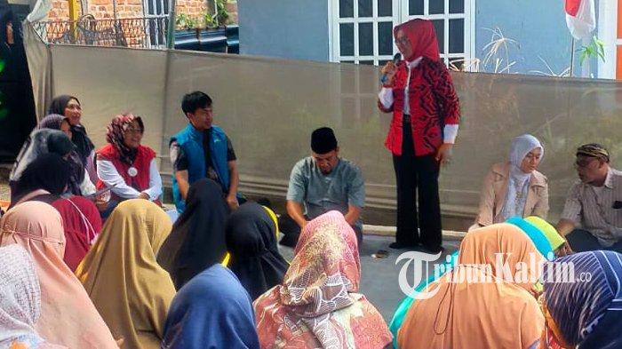 Calon Walikota Bontang Najirah saat bersosialisasi di hadapan para pendukungnya jelang Pilkada Bontang 2024.
