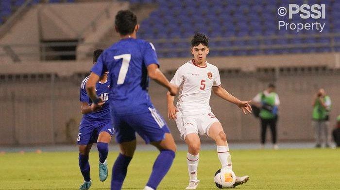 Aksi Mathew Baker saat timnas U17 Indonesia menang 1-0 atas tuan rumah Kuwait dalam laga perdana grup G Kualifikasi Piala Asia U-17 2025 di Stadion Al Ahmadi, Kuwait pada Rabu (23/10/2024).