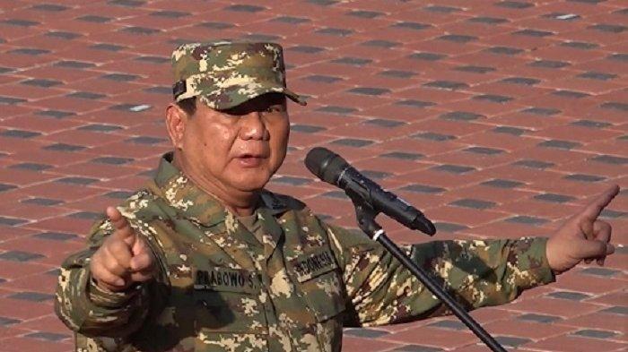 Presiden Prabowo Subianto saat memberikan arahan dalam acara retreat Kabinet Merah Putih di Akademi Militer, Magelang, Jawa Tengah, Jumat (25/10/2024).