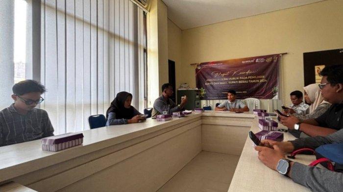 DEBAT PILKADA BERAU 2024 - Ketua Divisi Partisipasi Masyarakat Komisi Pemilihan Umum (KPU) Berau, Saharudin ketika menyampaikan perubahan terkait siaran langsung debat Pilkada Berau 2024, Kamis (24/10/2024). Jadwal debat Pilkada Berau 2024 antara Sri Juniarsih-Gamalis vs Madri Pani-Agus Wahyudi. Siaran langsung atau live di Trans 7