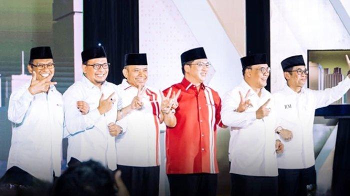 Tiga pasangan calon Walikota dan calon Wakil Walikota Balikpapan melakukan sesi foto bersama sebelum pelaksanaan debat publik pertama yang diselenggarakan oleh KPU Kota Balikpapan