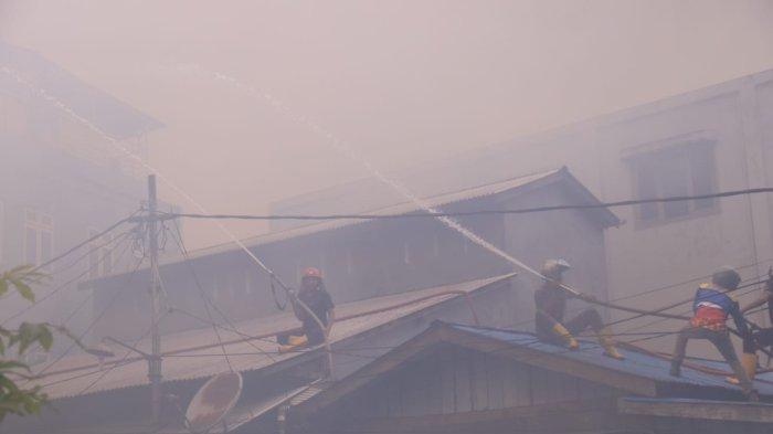 KEBAKARAN BESAR - Telah terjadi kebakaran hari ini, melanda sejumlah rumah di Jalan Lambung Mangkurat, Kota Samarinda, Provinsi Kalimantan Timur pada Sabtu (26/10/2024) siang.