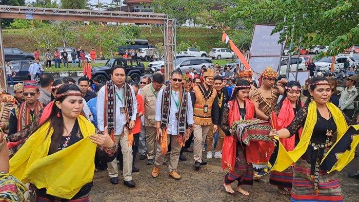 Pasangan calon Frederick Edwin dan Nanang Adriani saat mendaftar ke Kantor KPU Kubar sebagai peserta Pilkada Kubar 2024.