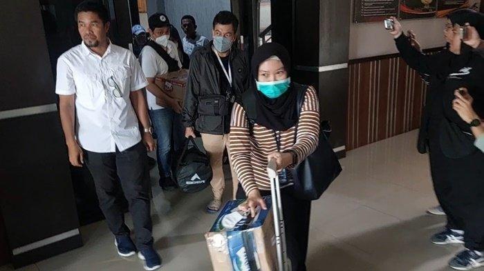 Tim KPK saat meninggalkan Satreskrim Polres Banjarbaru, usai melakukan pemeriksaan terhadap oknum ASN Pemprov Kalsel, Senin (7/10/2024).