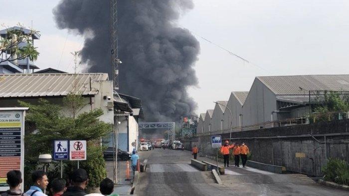KEBAKARAN BEKASI HARI INI - Musibah kebakaran melanda PT Priscolin, sebuah pabrik minyak yang berada di Jalan Pondok Ungu Kaliabang Pejuang Satria, Kecamatan Medan Satria, Kota Bekasi, Jumat (1/11/2024).