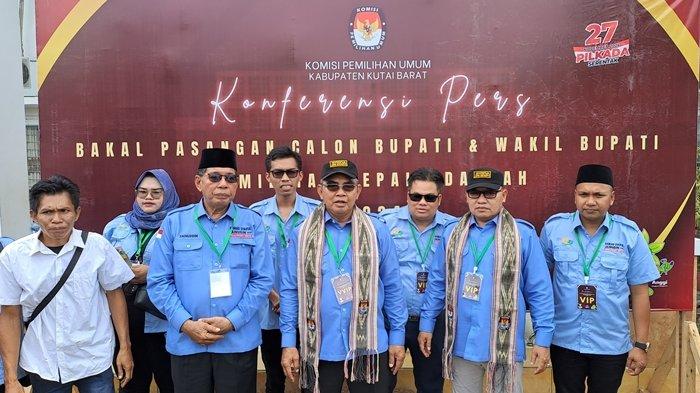 Pasangan calon bupati dan wakil bupati Ahmad Syaiful dan Jainudin (AHJI) saat mendaftar ke KPU sebagai peserta Pilkada Kubar 2024.