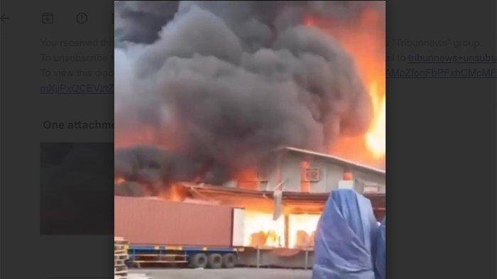 Sebuah pabrik pengolahan minyak di Bekasi, Jawa Barat dilalap si jago merah, Jumat (1/11/2024).