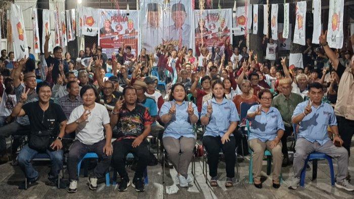 Calon Bupati Pilkada Mahulu 2024, Novita Bulan (tengah) foto bersama para pendukungnya.