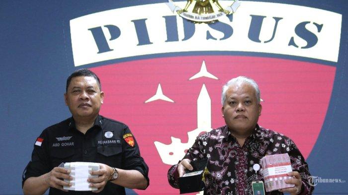 Direktur Penyidikan Jaksa Agung Muda Bidang Tindak Pidana Khusus (Jampidsus) Abdul Qohar (kiri). Kejaksaan Agung (Kejagung) resmi menetapkan ibu Gregorius Ronald Tannur, yang dikenal dengan inisial MW, sebagai tersangka dalam kasus suap terkait pengurusan perkara pembunuhan yang menjerat anaknya.