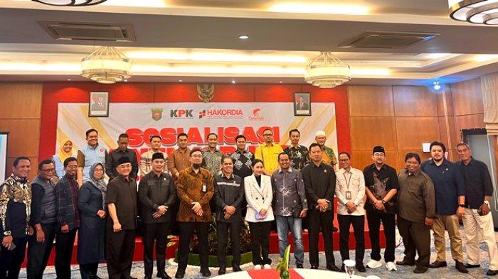 Inspektorat Kota Samarinda bersama KPK saat menggelar sosialisasi antikorupsi kepada DPRD Samarinda di Hotel Bumi Senyiur, Jalan Pangeran Diponegoro Samarinda, Senin (4/11/2024). Kegiatan ini menekankan pentingnya pemahaman tentang gratifikasi dan integritas dalam jabatan.
