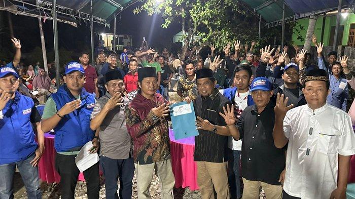 Cabup Pilkada PPU 2024 Hamdam Pongrewa foto bersama warga di sela agenda kampanyenya.
