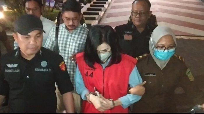 Meirizka Widjaja, ibunda Gregorius Ronald Tannur resmi menjadi tersangka dugaan kasus suap tiga orang hakim atas vonis bebas perkara pembunuhan Dini Sera Afriyanti yang berbuntut operasi tangkap tangan (OTT) Kejaksaan Agung, pada Senin (4/11/2024) malam