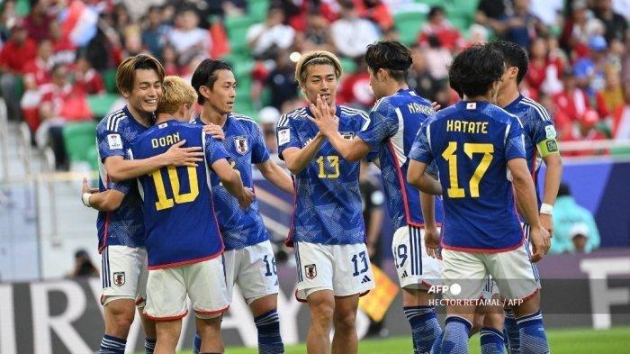 Para pemain Jepang merayakannya setelah penyerang mereka #09 Ayase Ueda mencetak gol keduanya pada pertandingan sepak bola Grup D Piala Asia AFC Qatar 2023 antara Jepang dan Indonesia di Stadion al-Thumama di Doha pada 24 Januari 2024. Timnas Indonesia dapat kabar baik jelang lawan Jepang di Kualifikasi Piala Dunia 2026, salah bomber Feyenoord dari Tim Samurai Biru dipastikan absen.