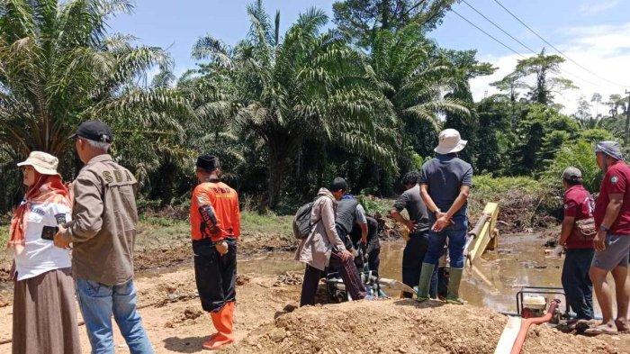 Tim BPBD Mamuju Tengah saat mengecek area likuifaksi yang menimbun ekskavator di Desa Saloadak, Kabupaten Mamuju Tengah, Sulawesi Barat, Minggu (3/11/2024).