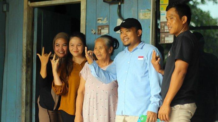 SAPA WARGA - Calon Bupati PPU Desmon Hariman Sormin menyapa warga. Ia menggunakan kampanye door to door untuk sosialisasi visi misinya kepada masyarakat.