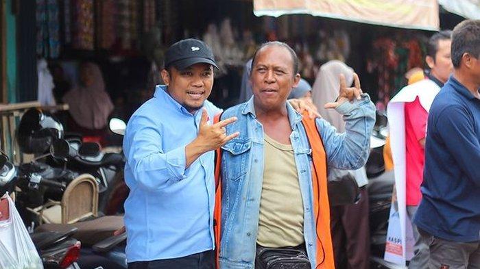 SAPA WARGA - Calon Bupati PPU Desmon Hariman Sormin menyapa warga. Ia menggunakan kampanye door to door untuk sosialisasi visi misinya kepada masyarakat.