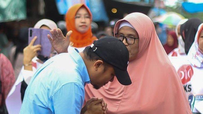 SAPA WARGA - Calon Bupati PPU Desmon Hariman Sormin menyapa warga. Ia menggunakan kampanye door to door untuk sosialisasi visi misinya kepada masyarakat.