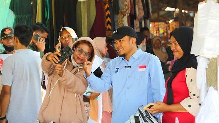 SAPA WARGA - Calon Bupati PPU Desmon Hariman Sormin menyapa warga. Ia menggunakan kampanye door to door untuk sosialisasi visi misinya kepada masyarakat.