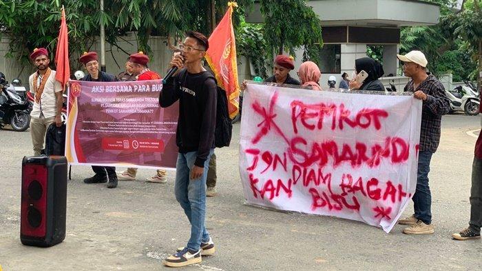 Puluhan pekerja Teras Samarinda belum menerima upah selama berbulan-bulan yang berdampak pada kehidupan pribadi mereka. Salah satu korban, Rully, bahkan harus merelakan anaknya putus sekolah karena keterbatasan biaya.