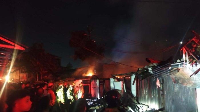RUMAH TERBAKAR - Kebakaran di kawasan padat penduduk Gunung Sari Ilir, Balikpapan, terjadi sekitar pukul 20.00 Wita, menghanguskan tiga hingga empat rumah. Proses pemadaman terkendala oleh listrik yang belum dipadamkan serta akses yang sempit, meskipun 15 unit mobil pemadam sudah dikerahkan ke lokasi.