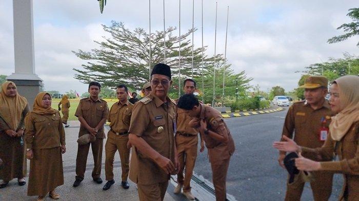 PAMAN BIRIN MUNCUL - Setelah satu bulan tak terlihat, Gubernur Kalimantan Selatan Sahbirin Noor akhirnya kembali muncur ke publik. Paman Birin memimpin apel di halaman kantor Gubernur Kalsel, Banjarbaru, Senin (11/11/2024) pagi. Keberadaan Sahbirin Noor dicari KPK hingga disebut kabur. Kini, Paman Birin muncul dan pimpin apel di Kantor Gubernur Kalsel, Senin (11/11/2024).