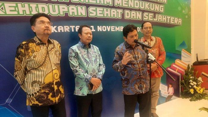 Direktur Utama BPJS Kesehatan, Ali Ghufron Mukti (ketiga dari kiri) di kantor Menteri PPN di Menteng, Jakarta Pusat, Senin (11/11/2024).