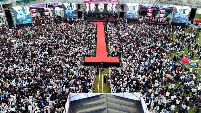 Kemeriahan pesta rakyat bertajuk Pestapore yang mengguncang Stadion Aji Imbut, Tenggarong Seberang, Selasa (12/11/2024). Kegiatan yang digelar pasangan calon Pilkada Kukar 2024, Edi Damansyah dan Rendi Solihin, ini menyatukan ribuan pendukung dalam suasana yang penuh haru, kebahagiaan, dan kebersamaan.