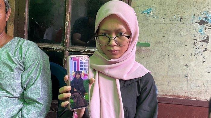 Sonia Aprilia (22), kakak Amanda Marisa alias Sasa (13) menunjukkan foto adiknya yang meninggal dalam kecelakaan beruntun di ruas tol Cipularang Km 92 di Purwakarta, Jawa Barat, Senin sore lalu, 11 November 2024. Keluarga Amanda tinggal di Gang Harapan, Jalan Lenteng Agung RT 6 RW 7, Jakarta Selatan, Selasa (12/11/2024).
