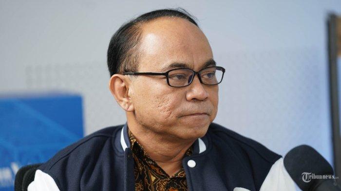 Mantan Menteri Komunikasi dan Informatika (Menkominfo) Budi Arie Setiadi saat melakukan sesi wawancara khusus dengan Direktur Pemberitaan Tribun Network Febby Mahendra Putra di Studio Tribun Network, Jalan Palmerah Selatan, Jakarta Pusat, Jumat (9/8/2024). Istana melalui Menteri Sekretaris Negara (Mensesneg), Prasetyo Hadi, mengungkapkan perintah Presiden Prabowo Subianto mengenai masalah judi online.